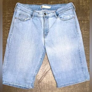 SIGNATURE By Levi Strauss Light Wash Bermuda Shorts size 12